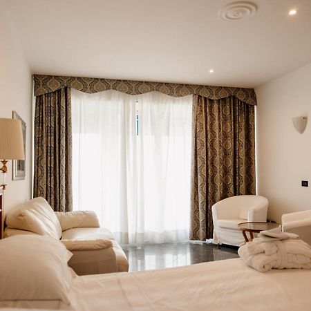 Grand Hotel Mediterranee อาลัสซิโอ ภายนอก รูปภาพ