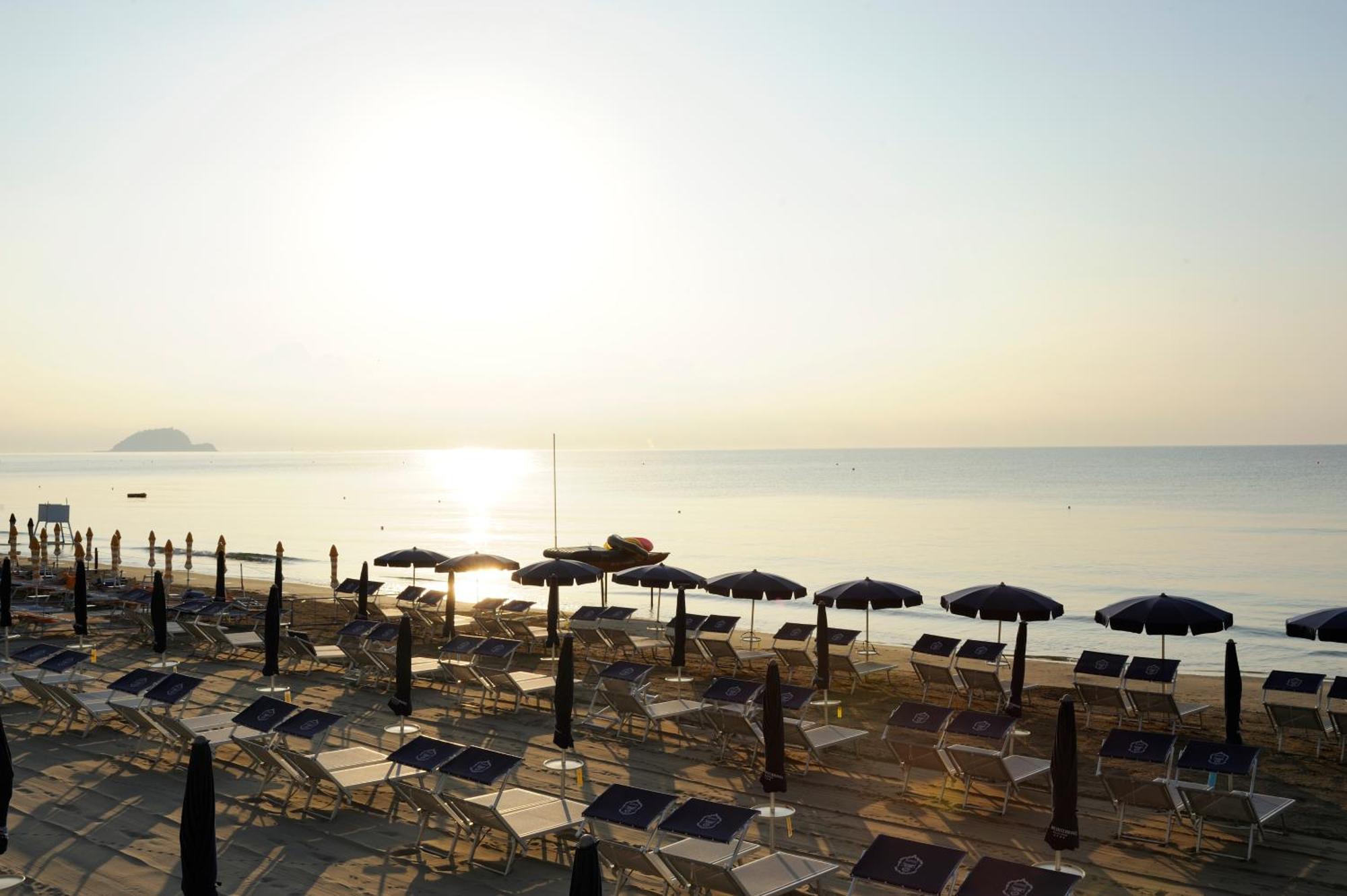 Grand Hotel Mediterranee อาลัสซิโอ ภายนอก รูปภาพ