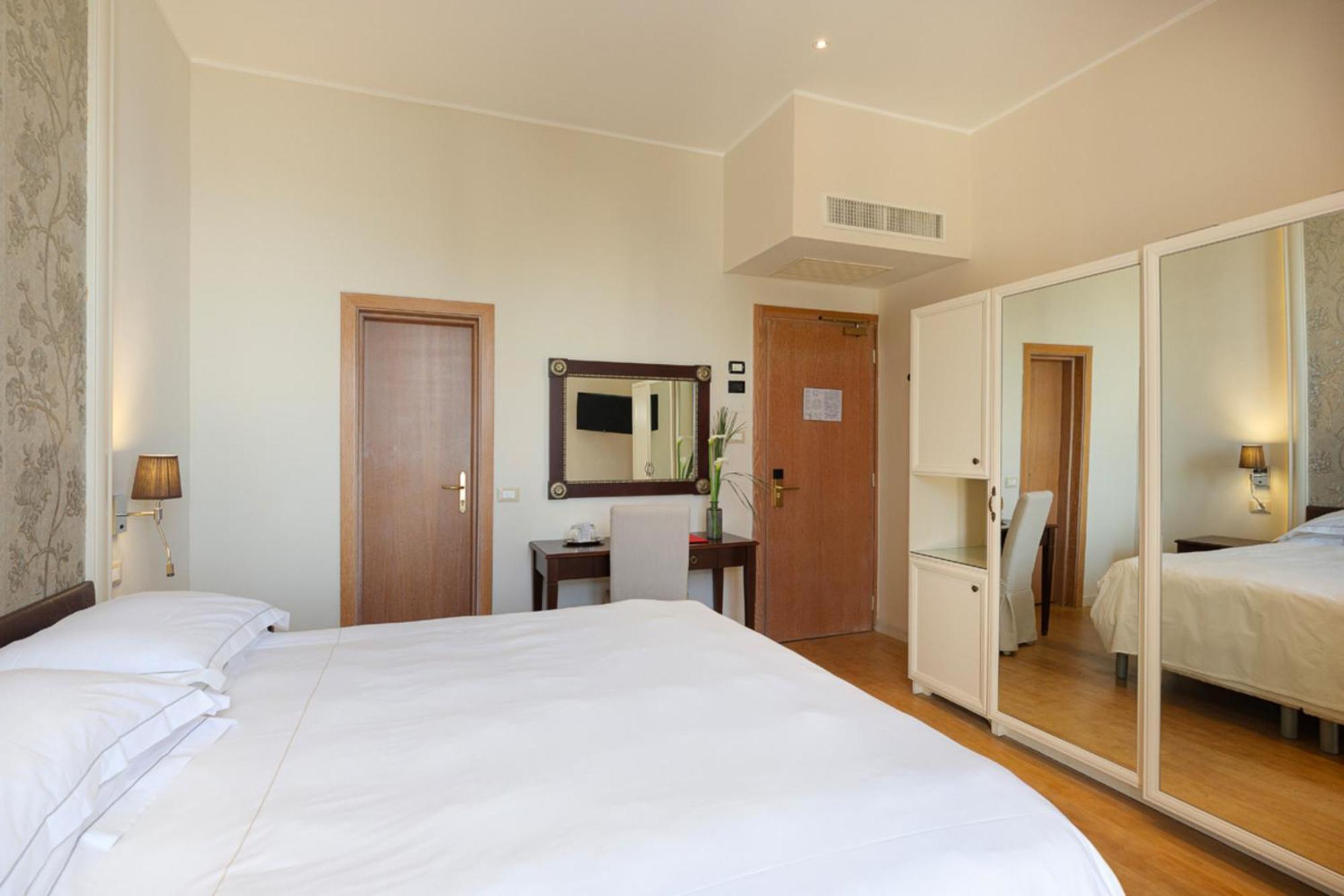 Grand Hotel Mediterranee อาลัสซิโอ ภายนอก รูปภาพ