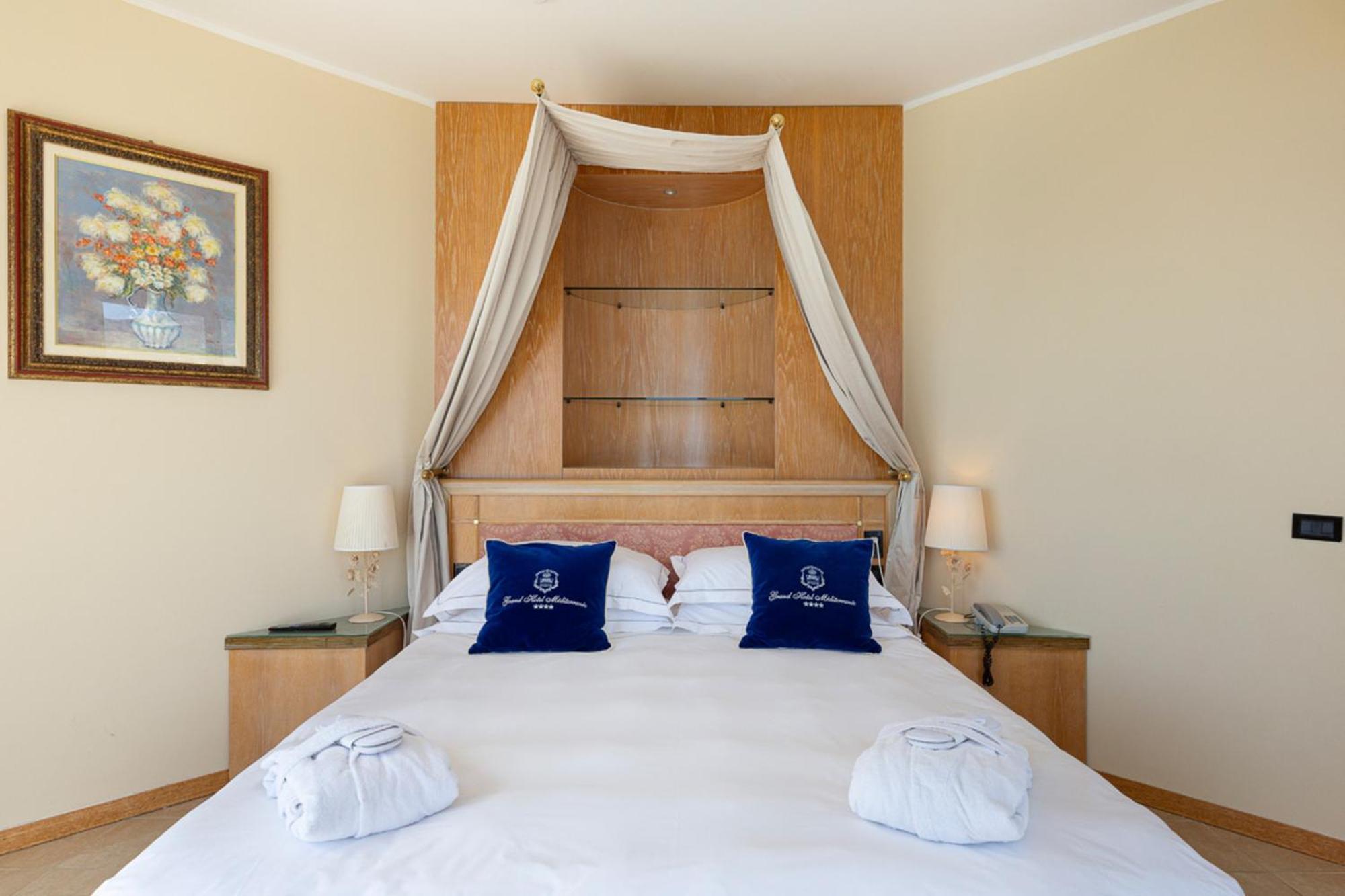 Grand Hotel Mediterranee อาลัสซิโอ ภายนอก รูปภาพ