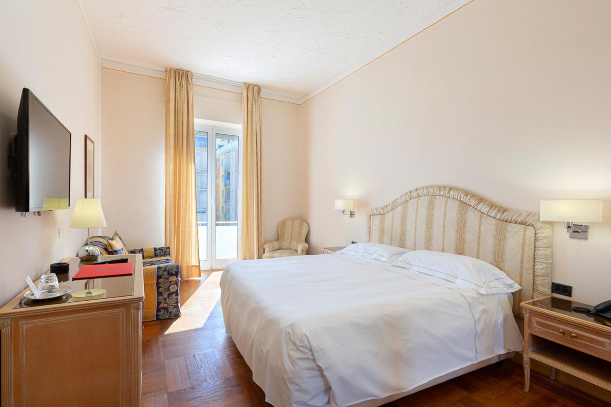 Grand Hotel Mediterranee อาลัสซิโอ ภายนอก รูปภาพ