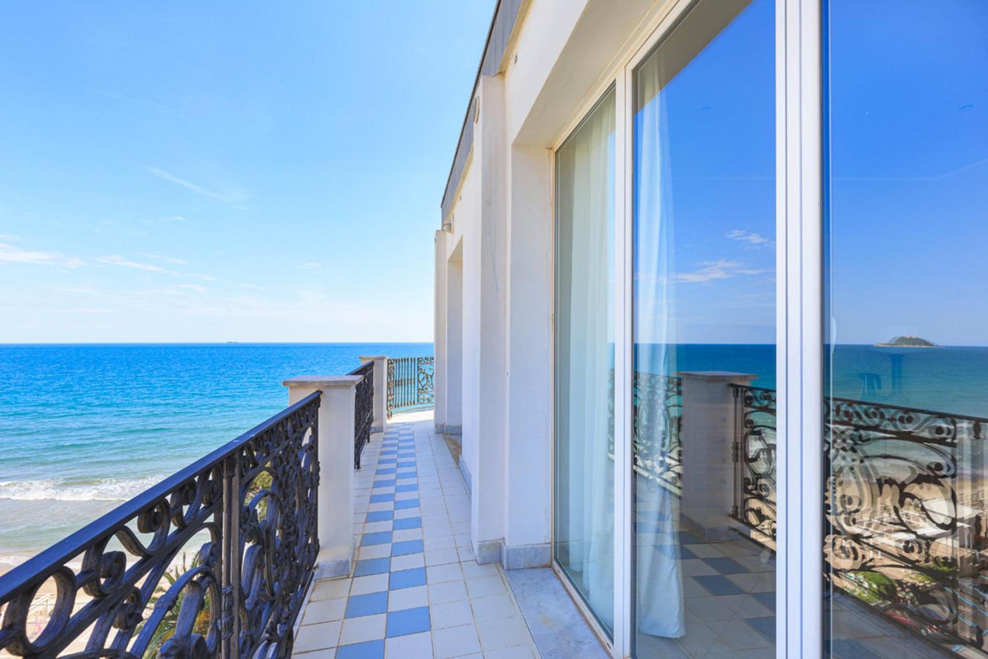 Grand Hotel Mediterranee อาลัสซิโอ ภายนอก รูปภาพ