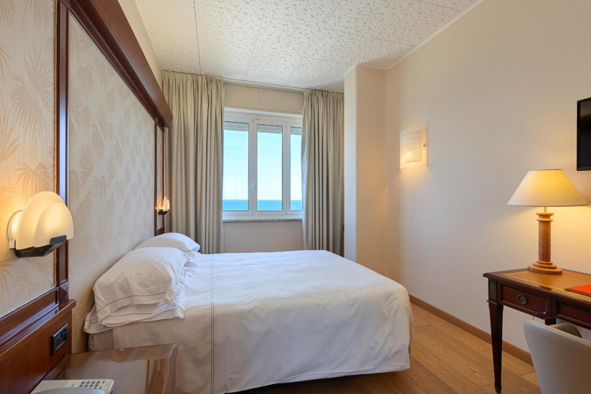 Grand Hotel Mediterranee อาลัสซิโอ ภายนอก รูปภาพ