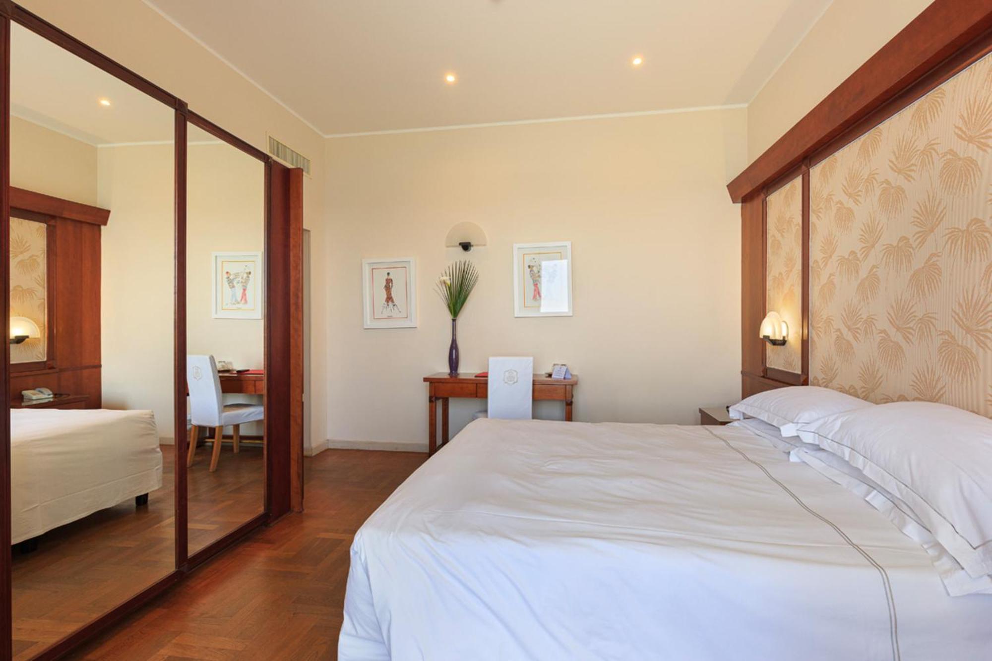 Grand Hotel Mediterranee อาลัสซิโอ ภายนอก รูปภาพ