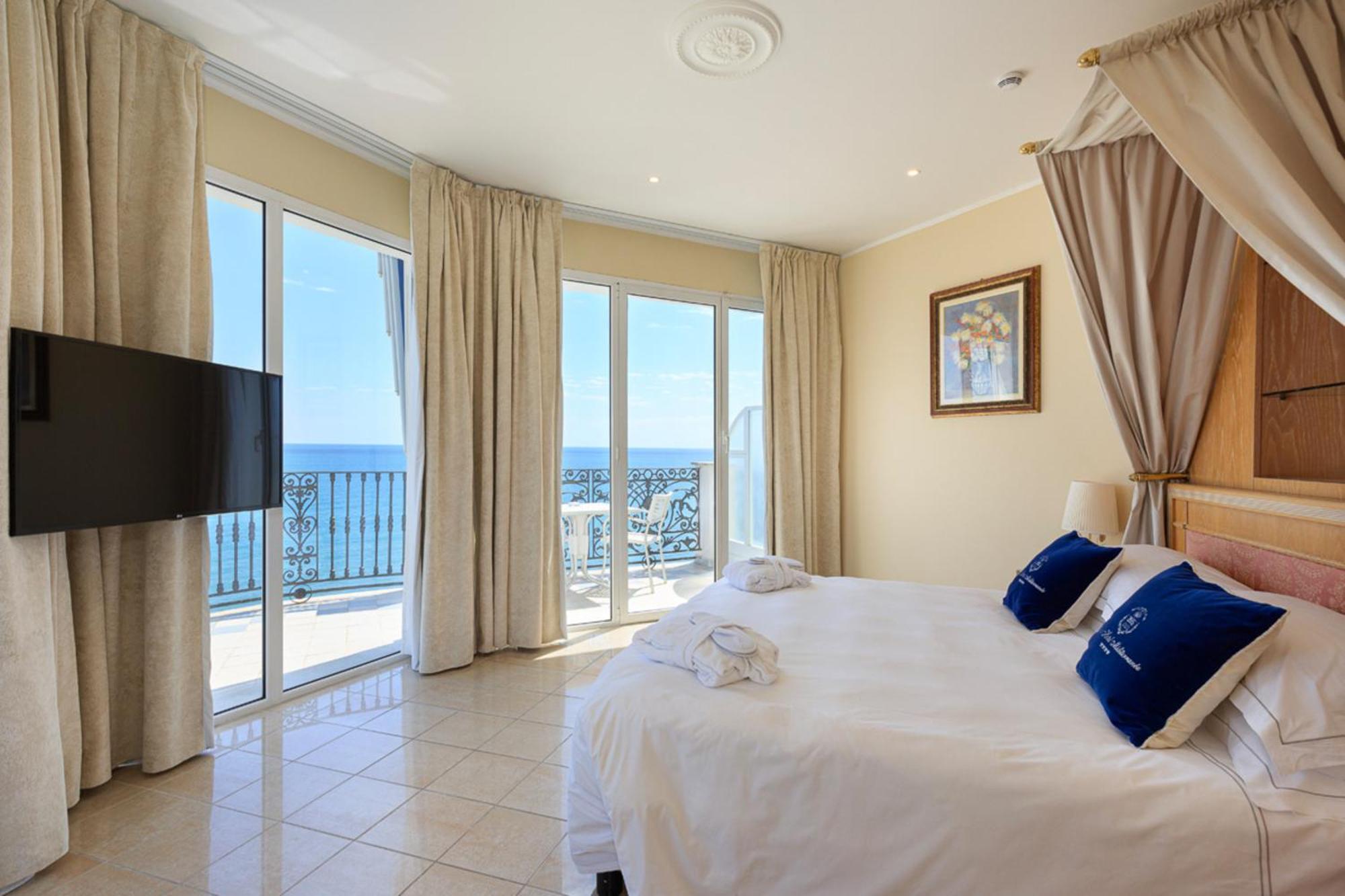 Grand Hotel Mediterranee อาลัสซิโอ ภายนอก รูปภาพ