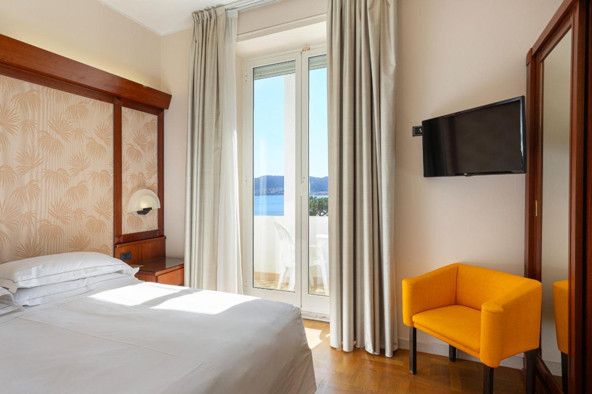Grand Hotel Mediterranee อาลัสซิโอ ภายนอก รูปภาพ