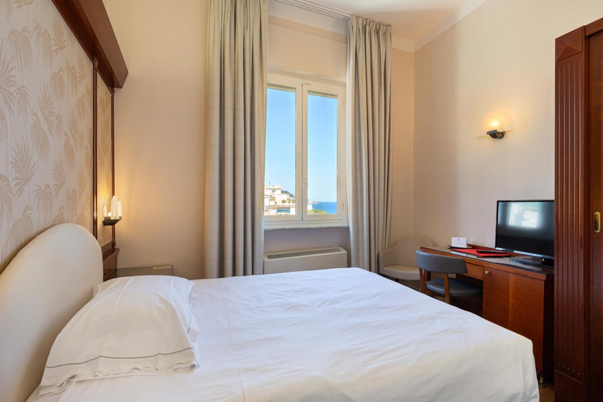 Grand Hotel Mediterranee อาลัสซิโอ ภายนอก รูปภาพ