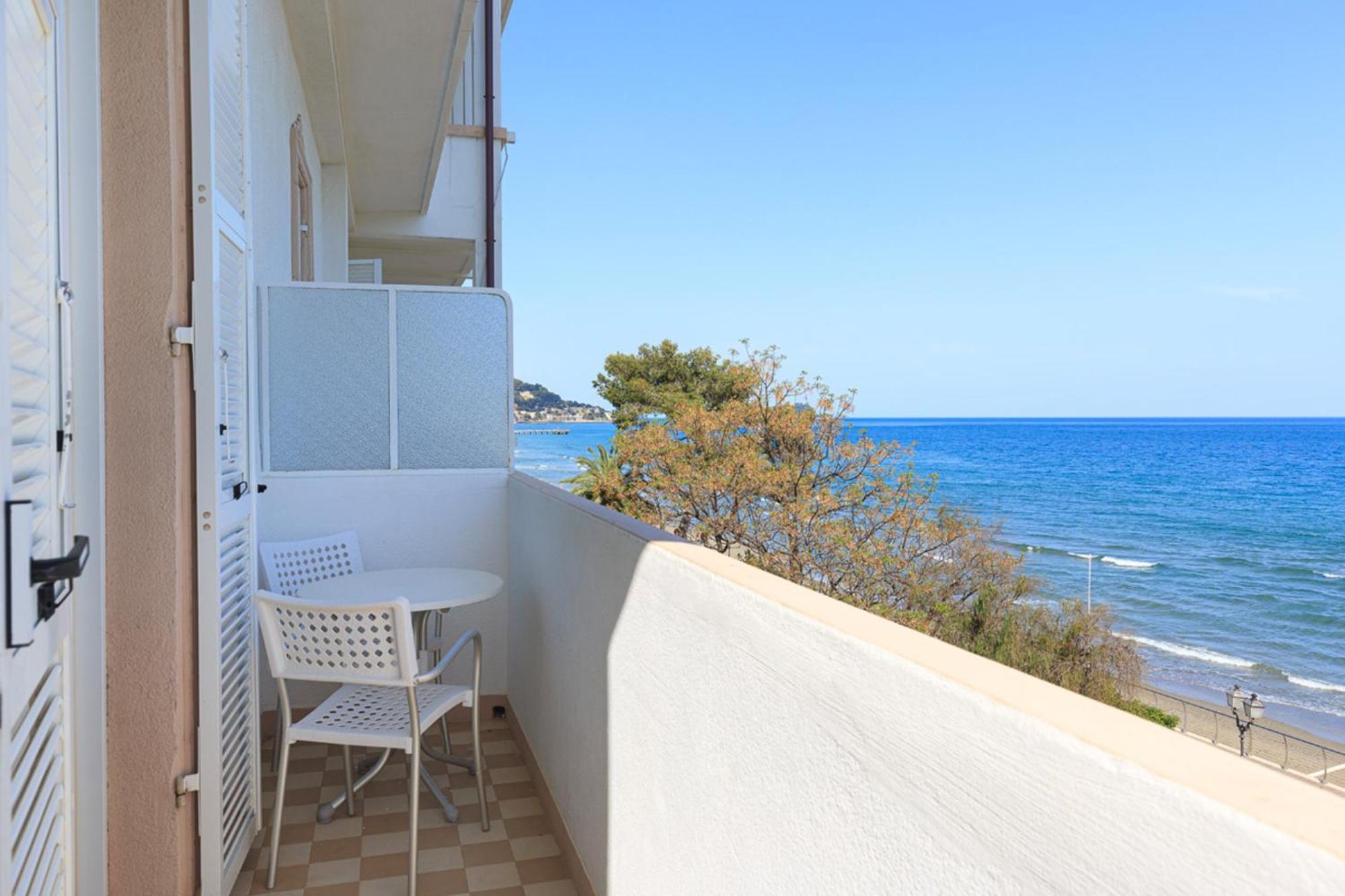 Grand Hotel Mediterranee อาลัสซิโอ ภายนอก รูปภาพ