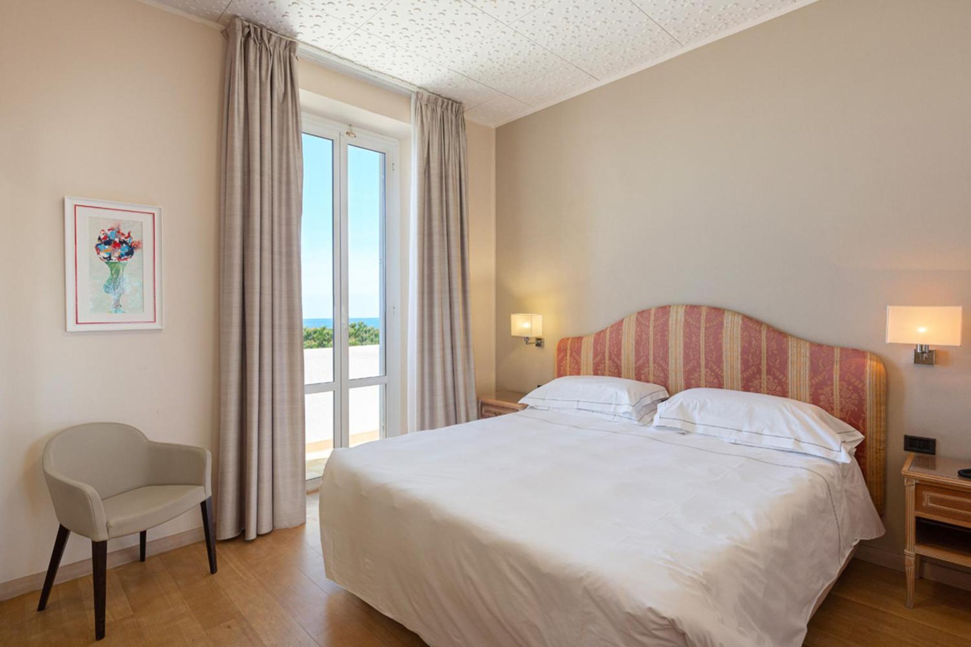 Grand Hotel Mediterranee อาลัสซิโอ ภายนอก รูปภาพ