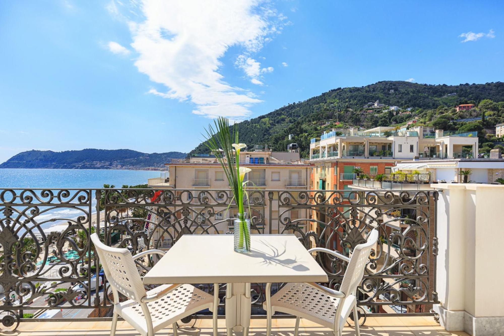Grand Hotel Mediterranee อาลัสซิโอ ภายนอก รูปภาพ
