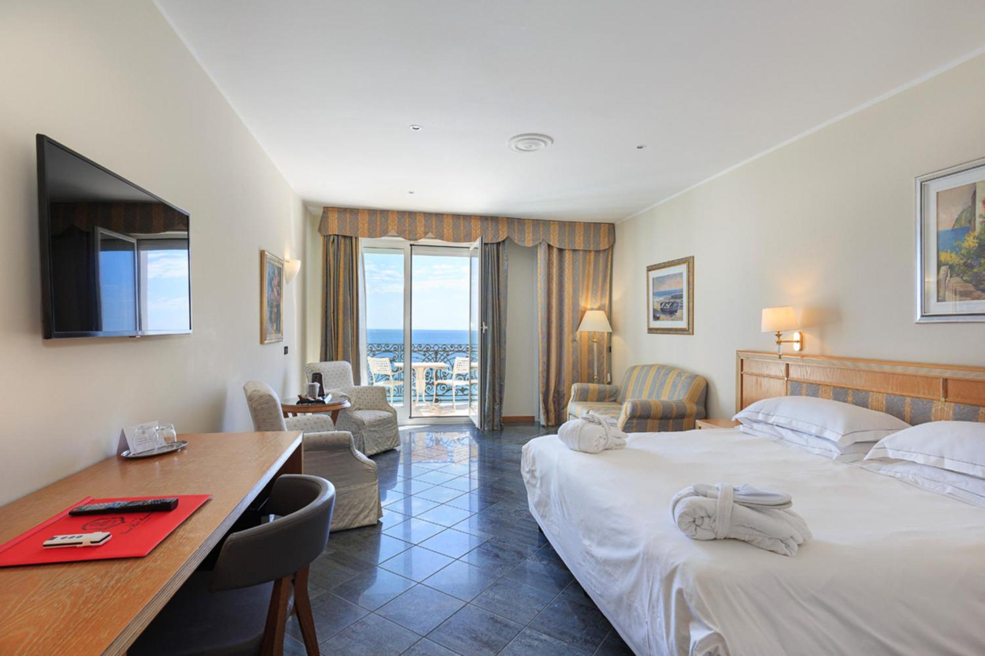 Grand Hotel Mediterranee อาลัสซิโอ ภายนอก รูปภาพ