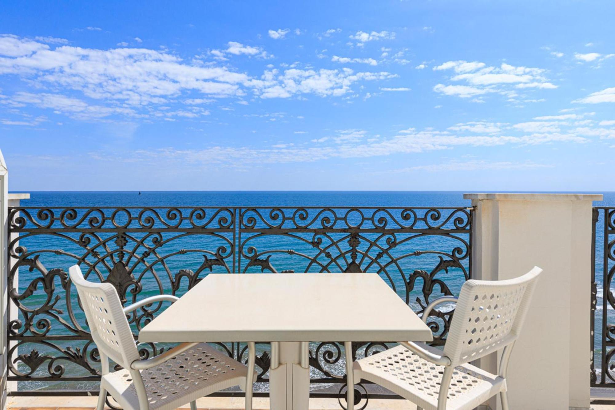 Grand Hotel Mediterranee อาลัสซิโอ ภายนอก รูปภาพ