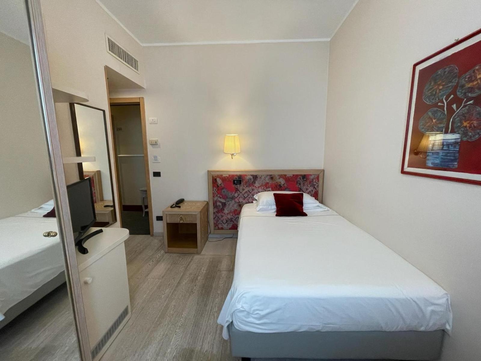 Grand Hotel Mediterranee อาลัสซิโอ ภายนอก รูปภาพ
