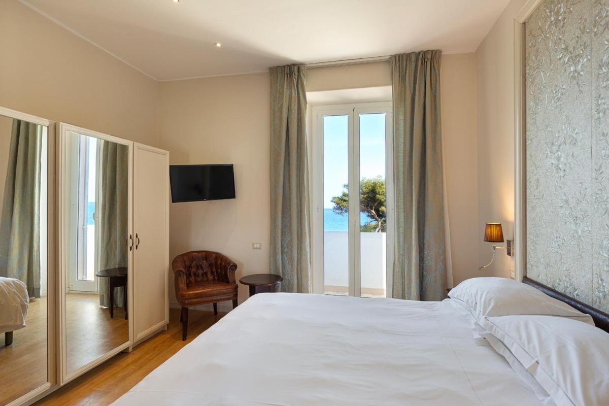 Grand Hotel Mediterranee อาลัสซิโอ ภายนอก รูปภาพ