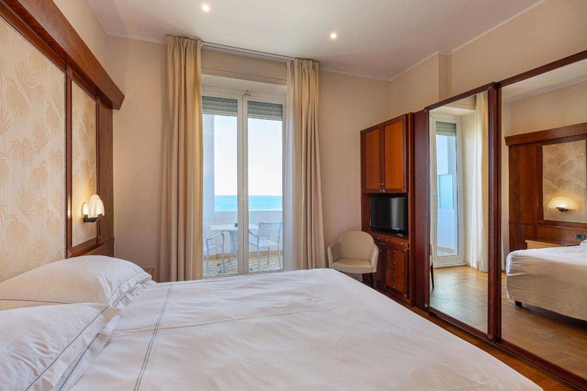 Grand Hotel Mediterranee อาลัสซิโอ ภายนอก รูปภาพ